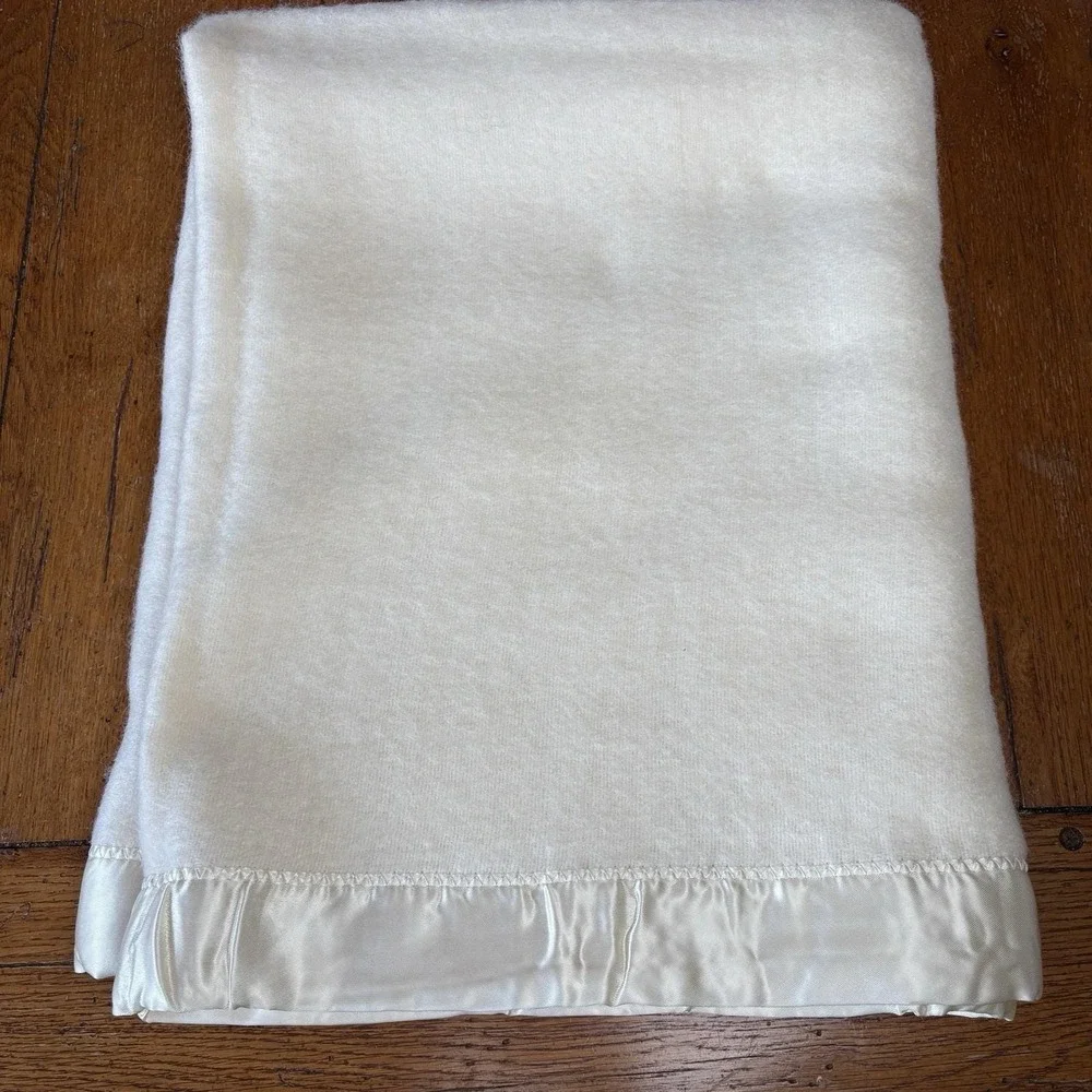 Vintage Blanket Baby Pepperelle White Wool Rayon Cotton  Satin Binding 1950s